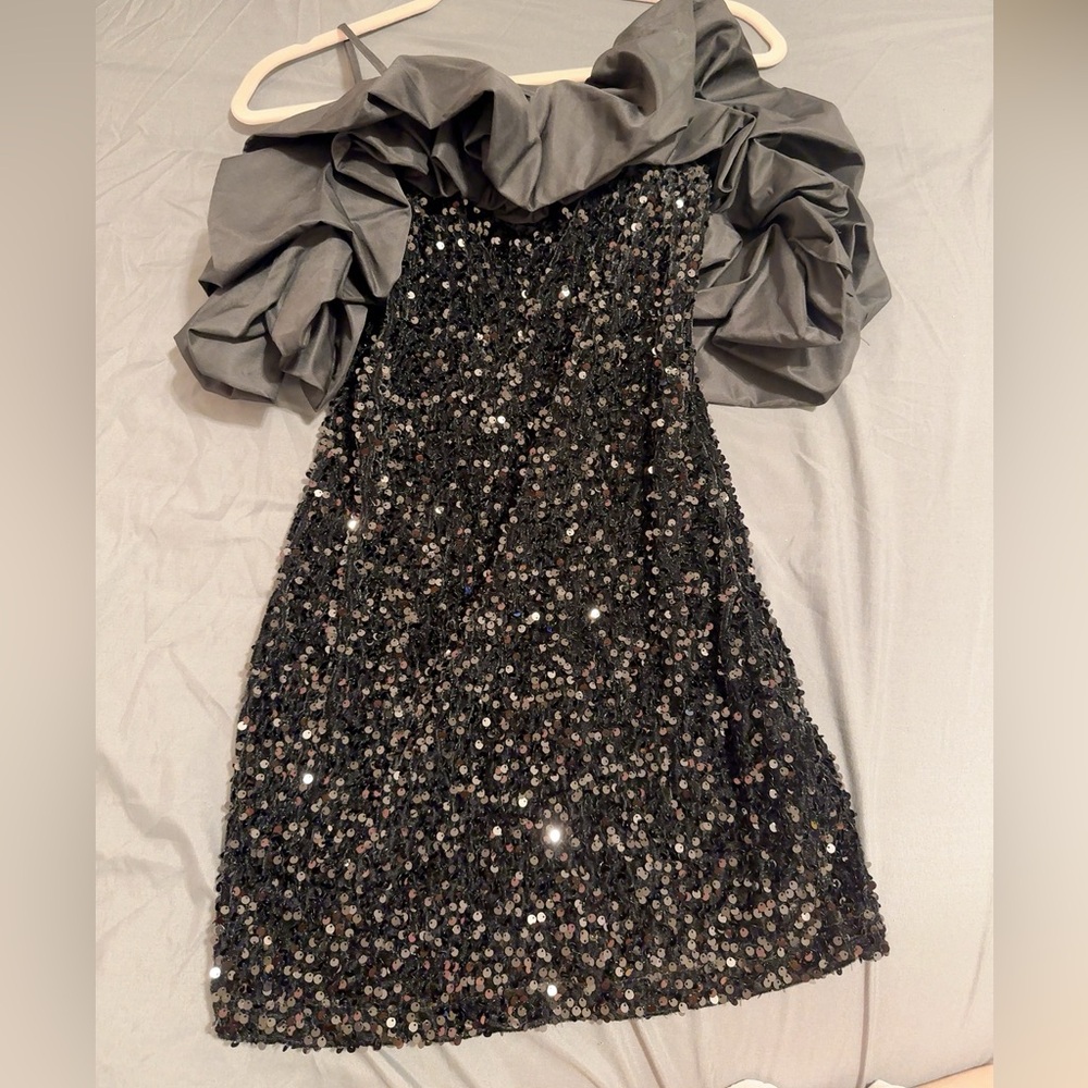 Elegant Black Sequin Dress - Picture 4 of 5